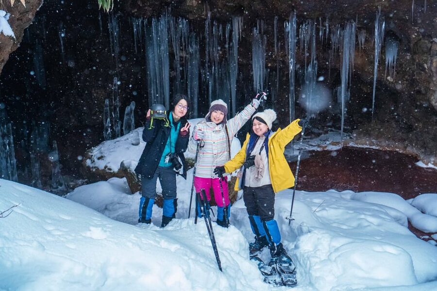 Bamboo Ice Cave: Snowshoe to see a natural phenomenon! - Reaching the cave and seeing the ice formations