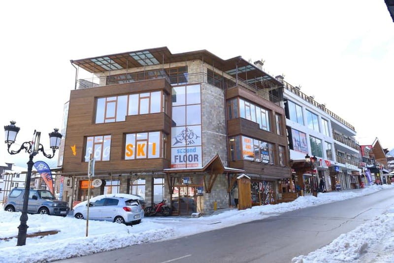 Bansko: Ski and Snowboard equipment rental - Choosing Between Standard Skis, Snowboards, and Specialty Gear