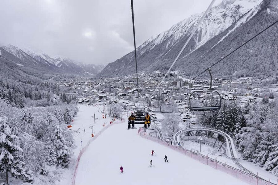 Chamonix: Private 1st Ski Lesson with Equipment and Clothing - Learning your first turns at Les Planards