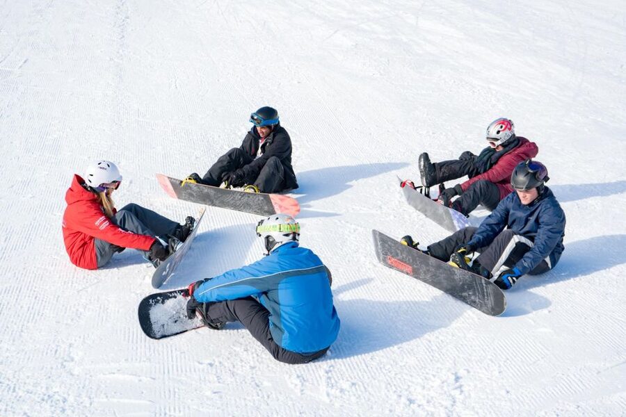 From Interlaken: Afternoon Beginners Snowboarding Lesson - What to bring for a warmer, easier session