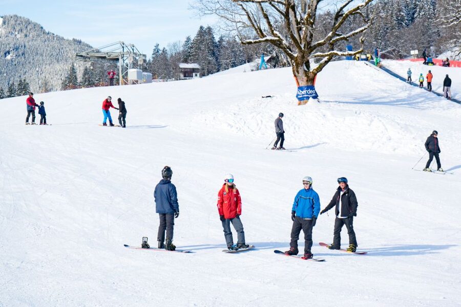 From Interlaken: Grindelwald Beginners Snowboarding Lesson - Equipment, clothing, and what you must bring