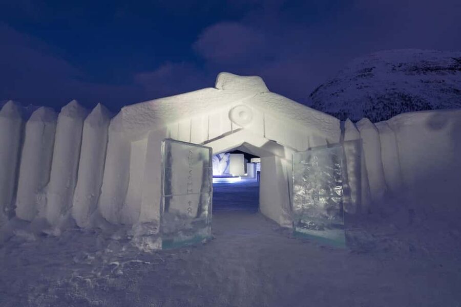 From Tromsø: Ice Domes Snow Park and Wilderness Experience - A warm meal in the lavvu