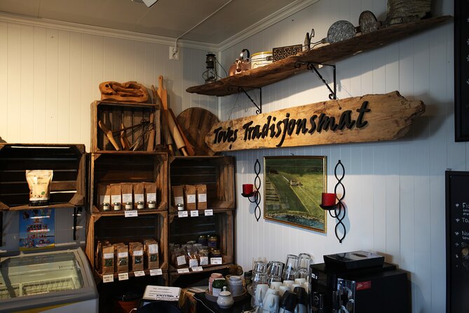 Guided easy snowshoeing with a visit to local café - Leaving Tromsø at 9:00 a.m.