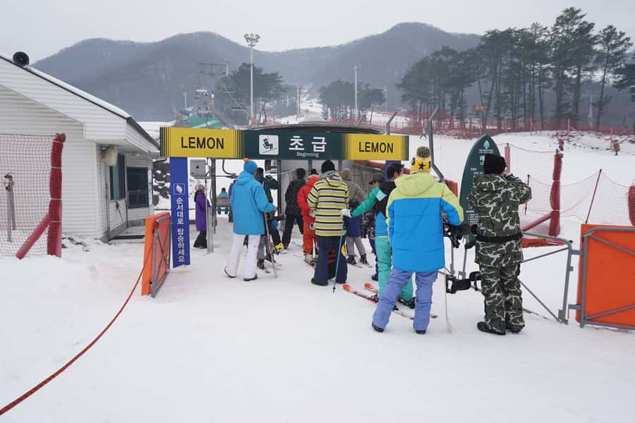 Jisan Forest Resort: Ski Full-Day Tour or Shuttle from Seoul - Leaving Seoul and reaching the ski slopes