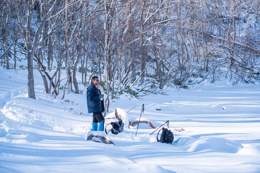 Lake Tachibana: Snowshoe to a frozen lake! - A hot drink beside the frozen lake