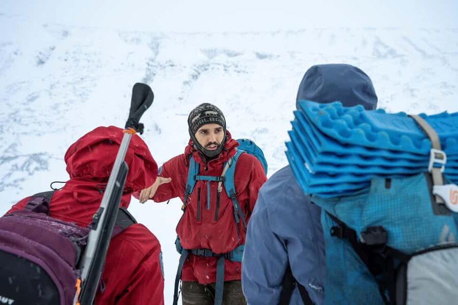 Longyearbyen: Snowshoeing Adventure to Svalbard Glacier - The field break with coffee, tea, and snacks