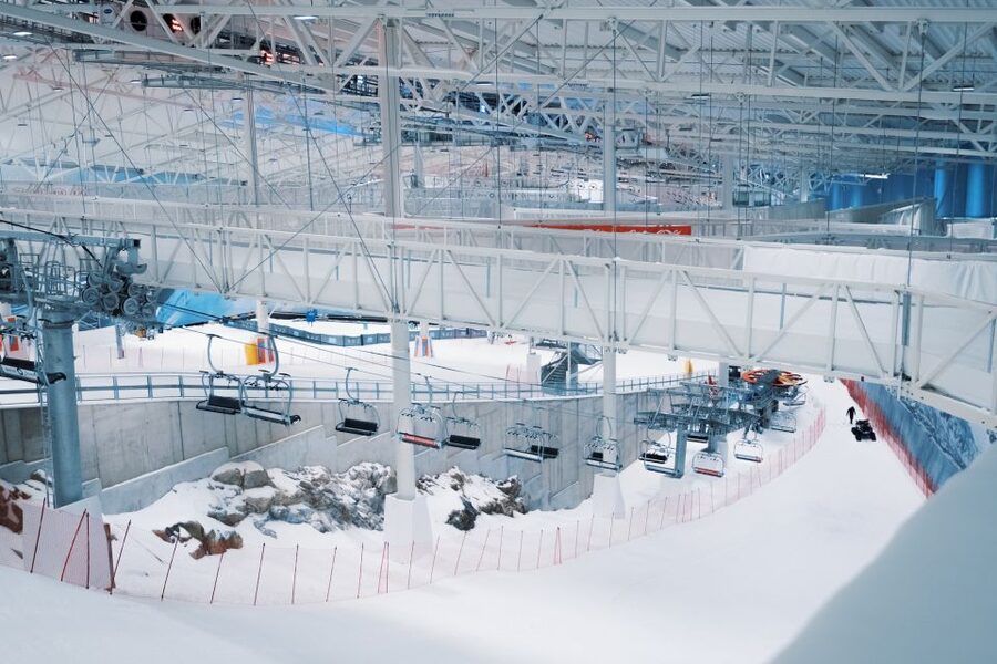 Oslo: Day Pass for Downhill Skiing at SNØ Ski Dome - Food, coffee, and slope-side views