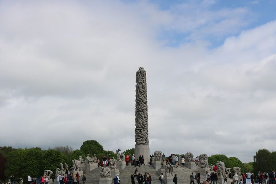 Oslo: Sightseeing with Holmenkollen Ski Jump & Vigeland Park - Vigeland Park and the human side of sculpture
