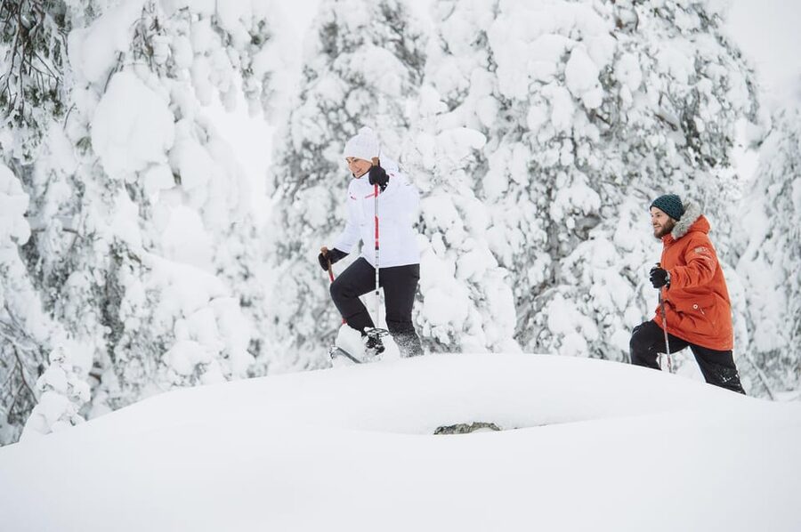 Pyhätunturi: Scenic Snowshoeing Tour in Finnish Lapland - Learning to walk on snowshoes