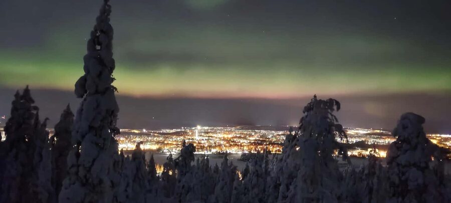 Rovaniemi: Aurora Hunt Snowshoeing Adventure with Guide - Warm drinks, stories, and time to look up