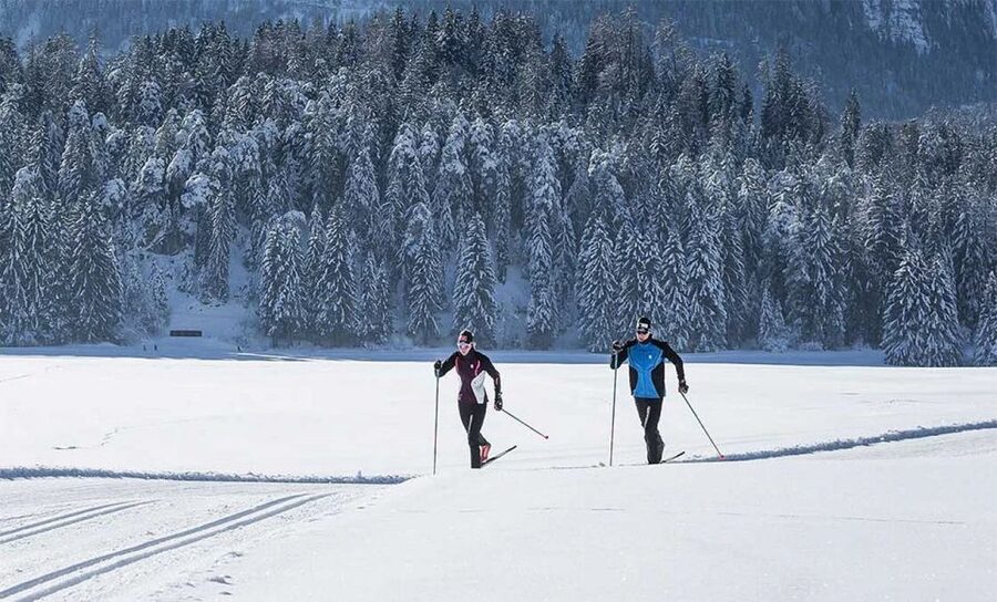 Rovaniemi: Cross Country Wilderness Ski Adventure - Learning the classic cross-country rhythm