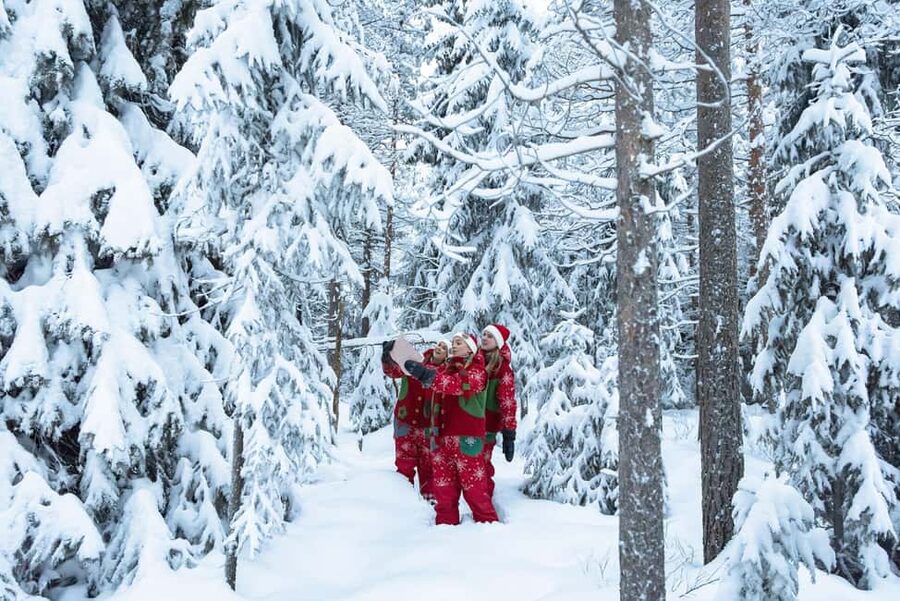 Rovaniemi: Snowshoe walk with Santa's cheerful Elf - Snowshoes, snow, and a gentle pace