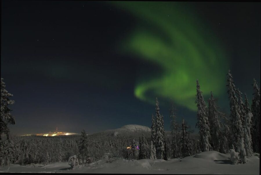 Ruka: Searching for the northern lights with snowshoes - Following tracks and reading the snow