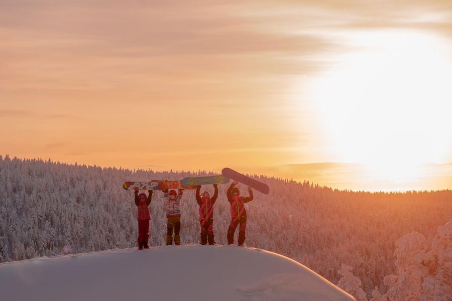 Saariselkä: Easy Snowboard Day Package (11y+) - From lesson time to your own practice