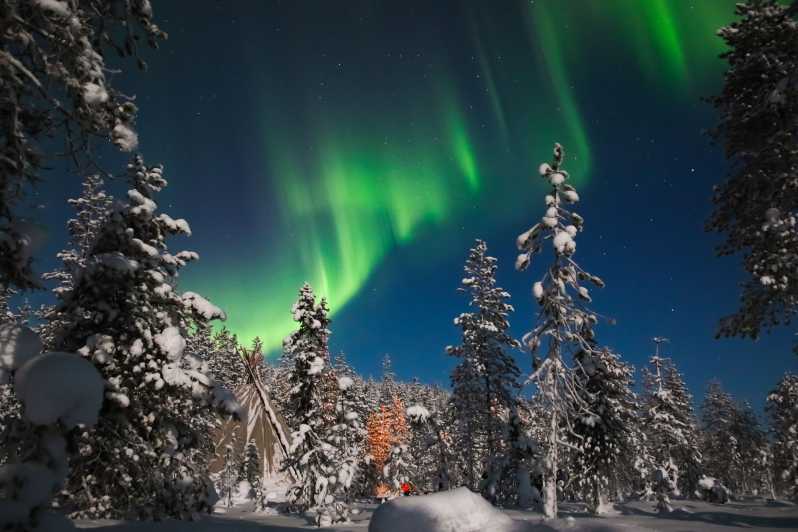 Saariselkä: Northern Lights Hunting Snowshoe Trip - Getting fitted for snowshoes and winter gear
