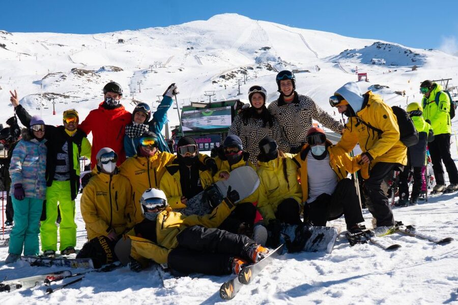 Sierra Nevada: Ski or Snowboard Equipment Rental - Mountain views and the feel of the day