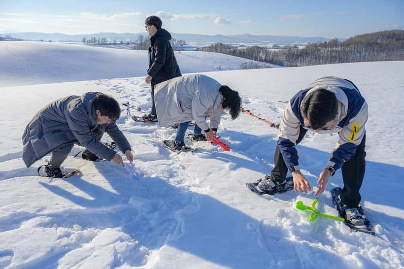 Snowshoeing on a Sparkling Biei Hill & Winter Cafe Time - Learning snowshoes without fuss