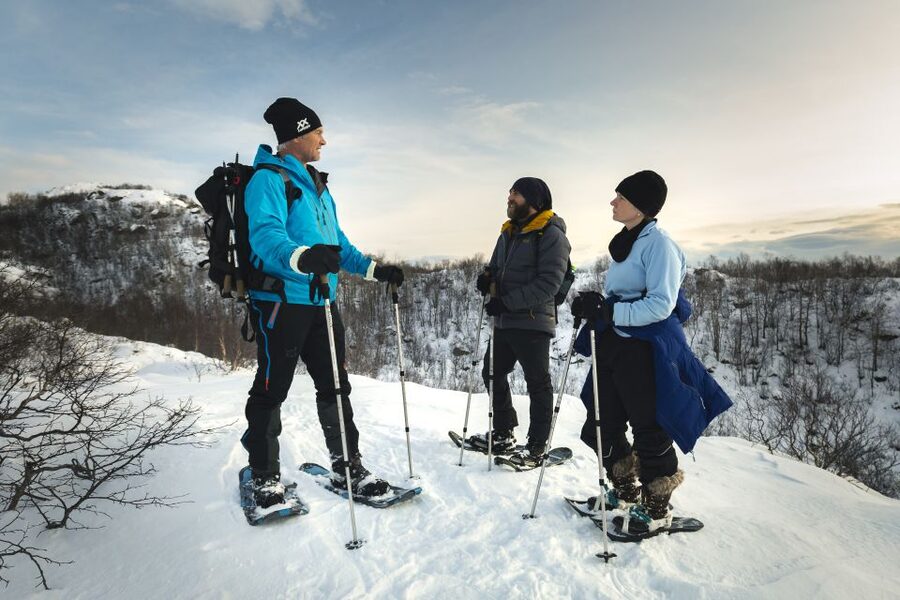 Svolvær: Snowshoe Nature Explorer - A hot drink with a cold-weather view