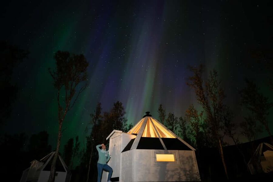 Tromsø: Aurora Crystal Lavvo Experience with Snowshoeing - Lunch, warm layers, and your first look around